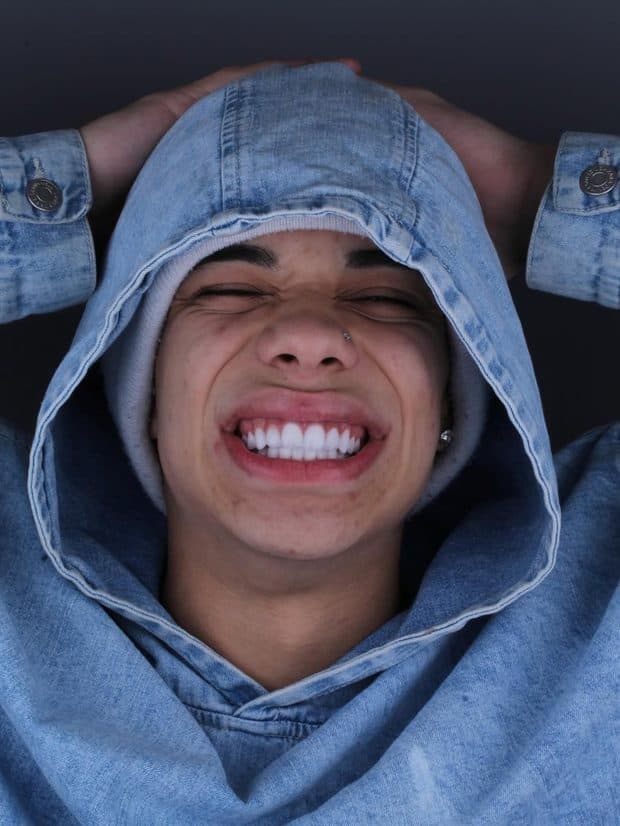 Paciente sorrindo com naturalidade